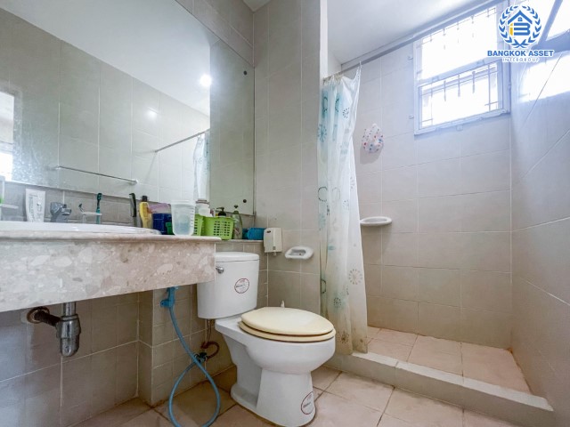 *****ทาวน์เฮ้าส์มือสอง 3 ชั้น ม.ภุมรินทร์ พหลโยธิน72 หลังมุม บนเนื้อที่ 37 ตร.ว. ฟังก์ชัน 5 ห้องนอน 4 ห้องน้ำ 2 ที่จอดรถ แถมฟรี! 3 เครื่องปรับอากาศ 7 เครื่อง และปั๊มน้ำ 1 เครื่อง ทำเลดีมาก เชื่อมต่อ ถ.พหลโยธิน, ถ.รังสิต-ปทุมธานี ใกล้ห้างเซียร์รังสิต ฟิวเจอร์พาร์ครังสิต และรถไฟฟ้าสายสีแดงเข้ม "สถานีหลักหก"